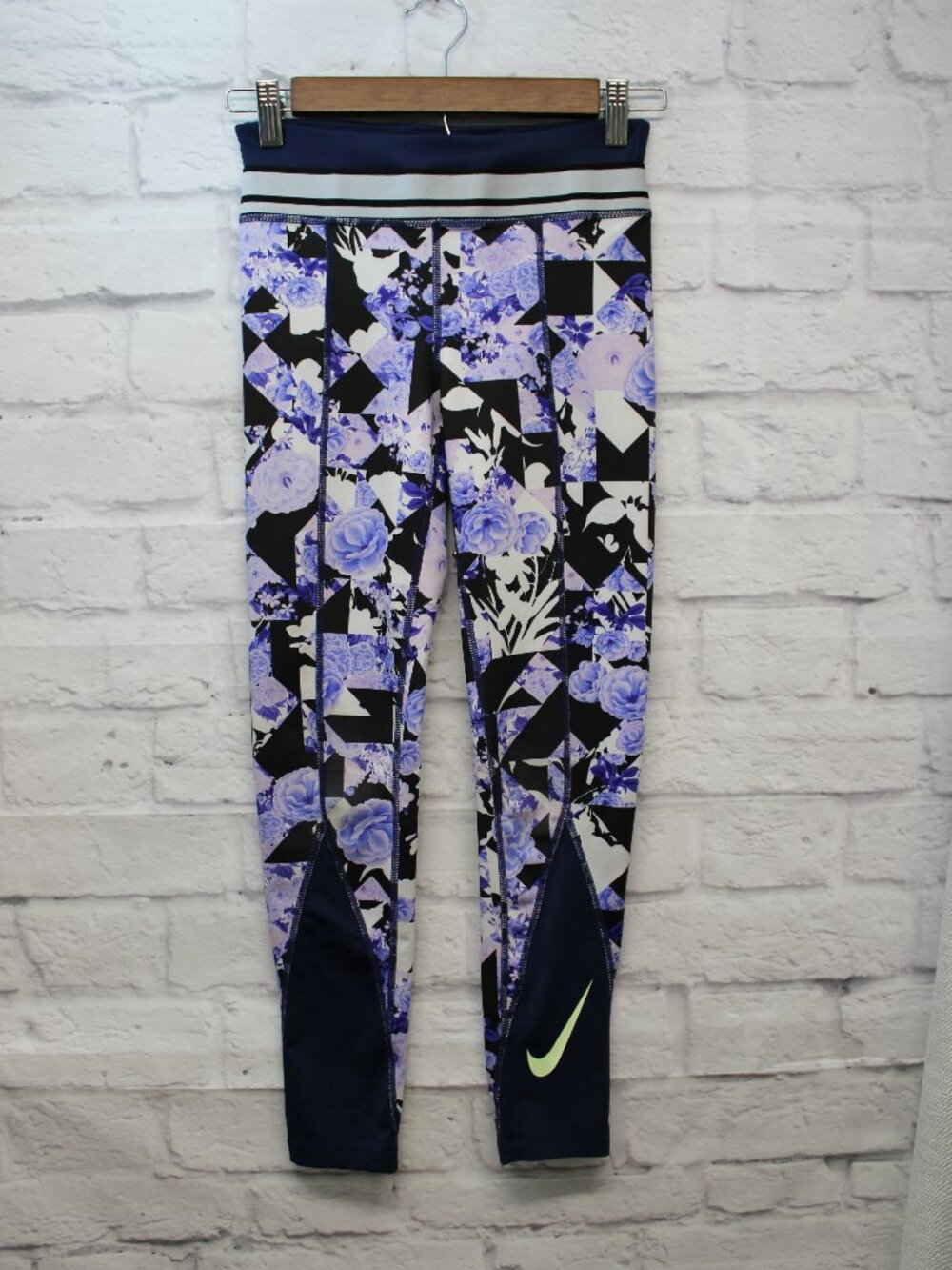 Nike Dri Fit Medium Bold Blue Floral Tight Fit Pullon Leggings